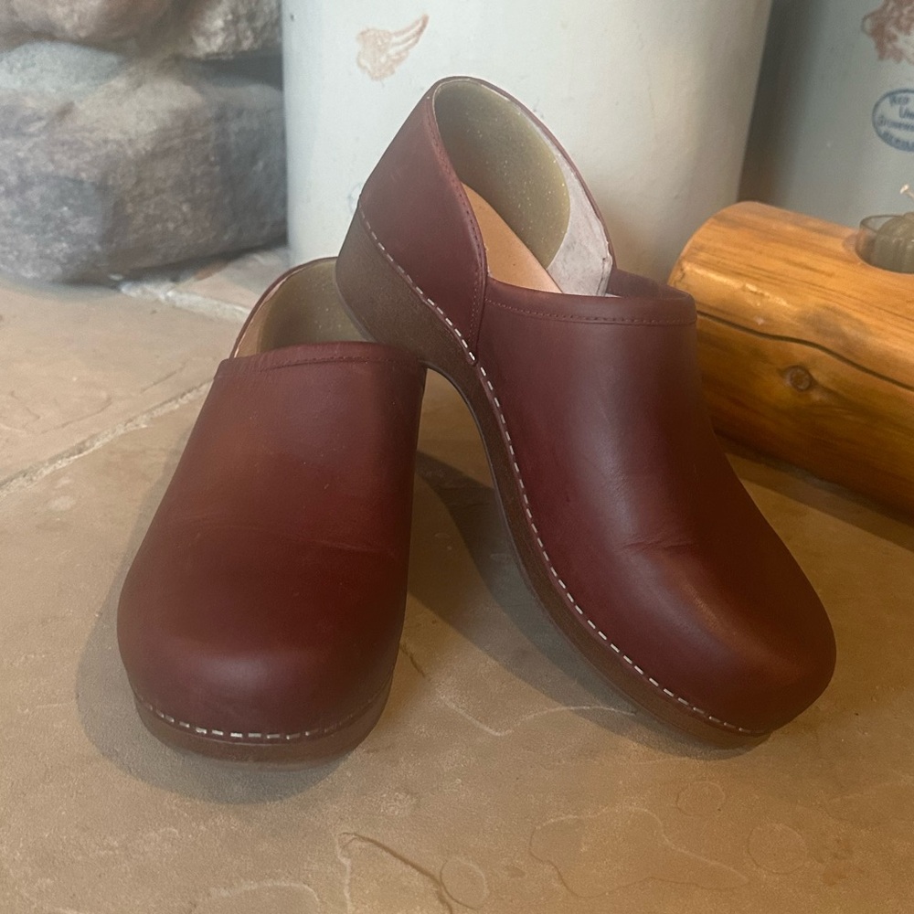 Dansko Brenna Red Brown Burgundy clogs size 39/8.5